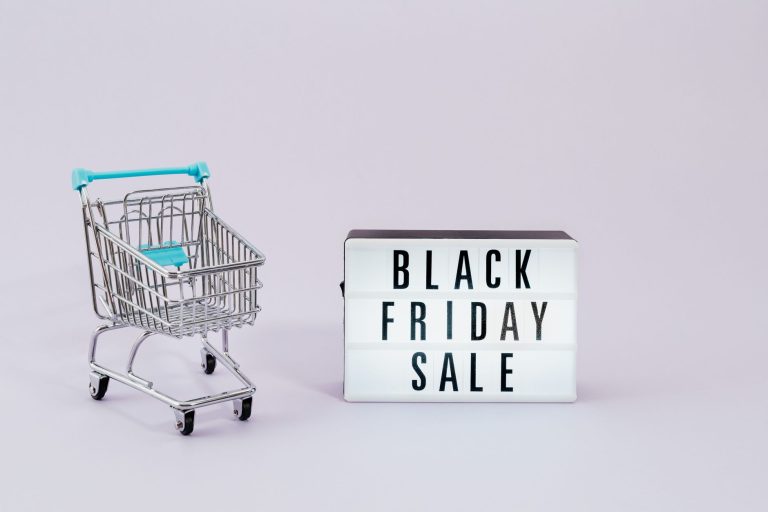 Préparation boutique en ligne Black Friday avec ordinateur et promotions