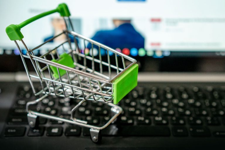 Propriétaire de site ecommerce analysant son tunnel de conversion sans ventes
